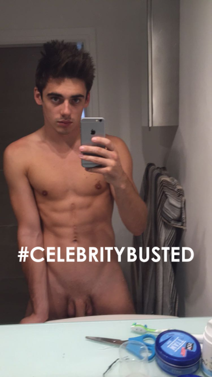 fuuckustevepena:He’s NAKED! Check out GB Diver Chris Mears....