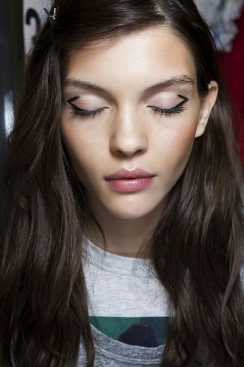 beauty graphic liner simple make up
