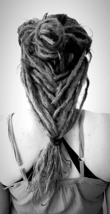 dywiann-xyara:More enjoyment of my dreads