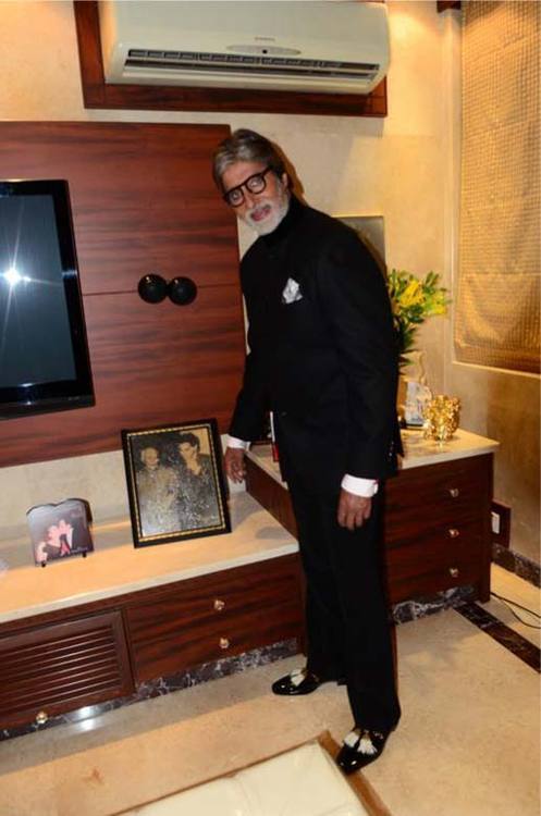 Diya loves Bollywood — Amitabh Bachchan House!