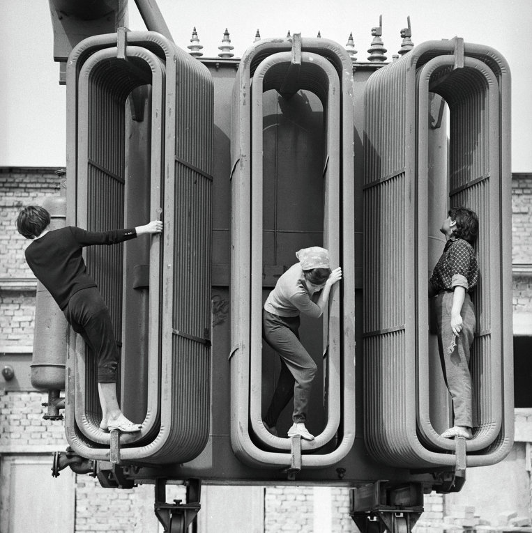 Young workers mount the transformer (1967)