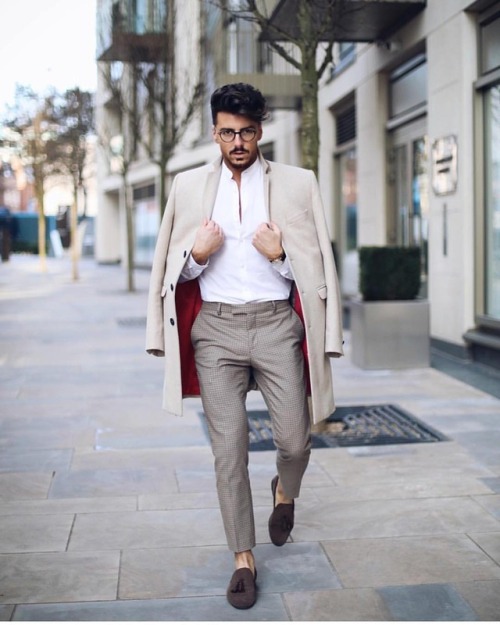 dappermenblog:Clean and simple with a pop of red @rowanrow...