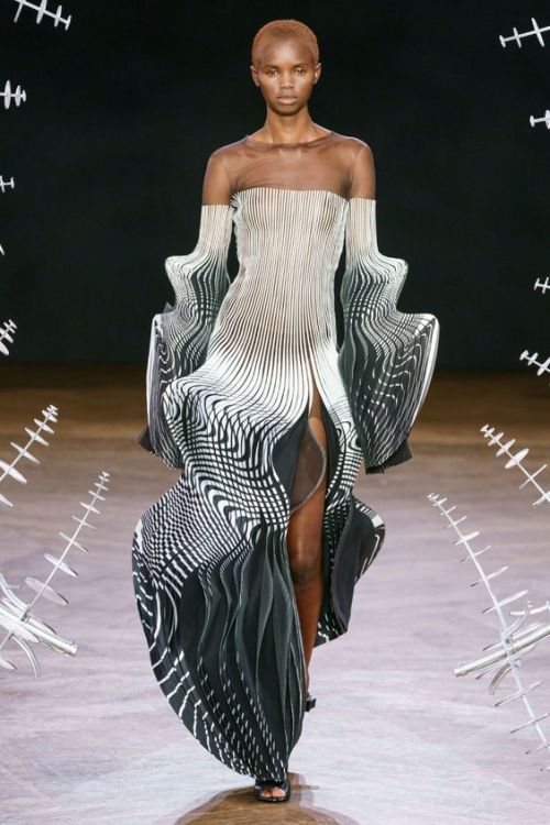 thegirlinthemiddlerunway