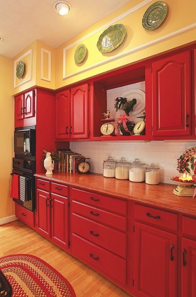 Red kitchen ideas Red goes well with woody or steel materials. Good combination with while Wall Street or laminates.