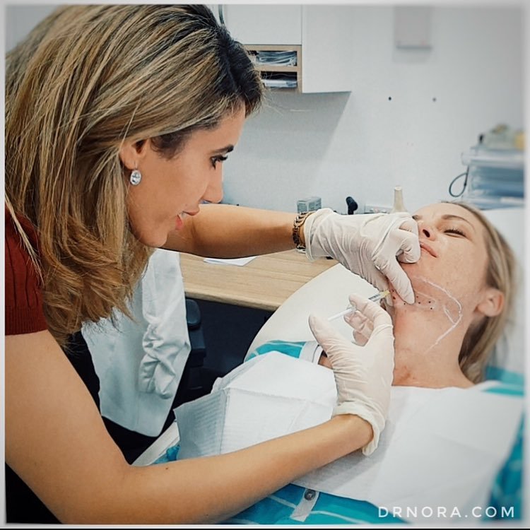 Double chin? 🤔Did you know that you can actually dissolve chin fat permanently with just a few injections!
In today’s session I had the pleasure of treating a lovely Mum and the best thing is about it immediately after treatment the area was inflamed...