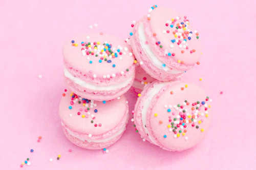 ari-kanon:Birthday Cake Macarons