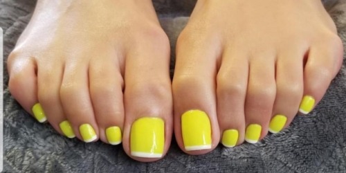 dasco4sho:crazysexytoes:Pretty yellow toes. Nut BUSTERS...