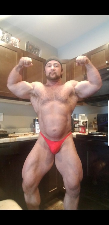 straightexposedreallife:This bodybuilder works out 7 times a...