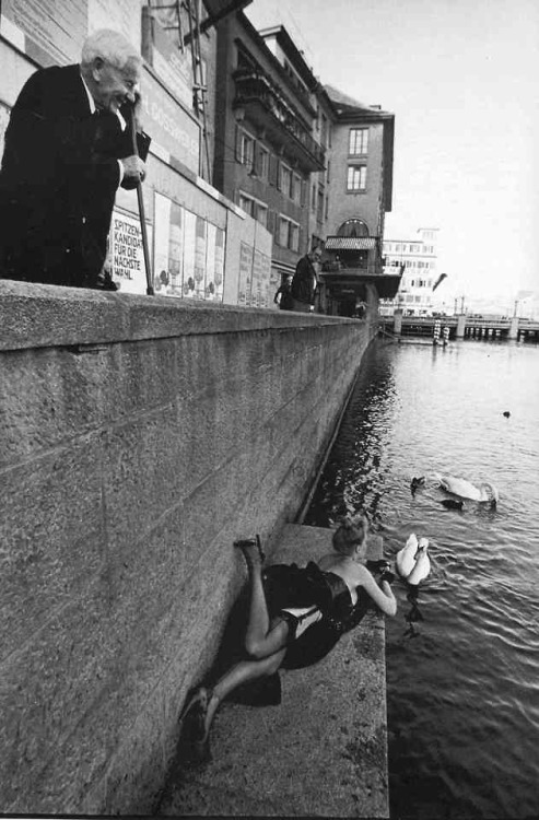 flashofgod:Jill Freedman, An old man watches a young prostitute...