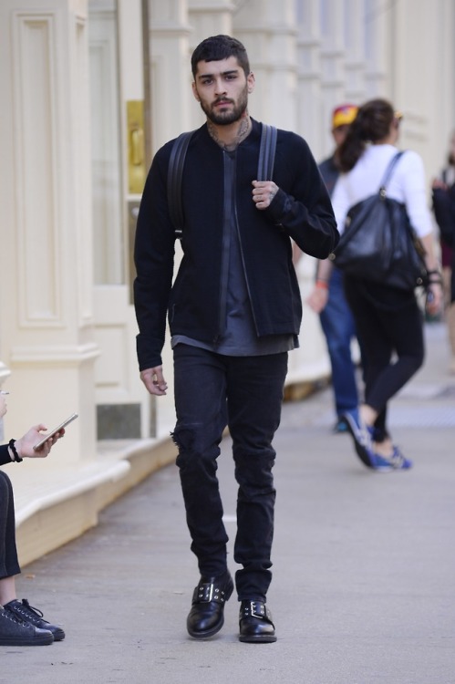 fyeahzaynjmalik:Zayn out and about in NYC - 09/30 (credit)