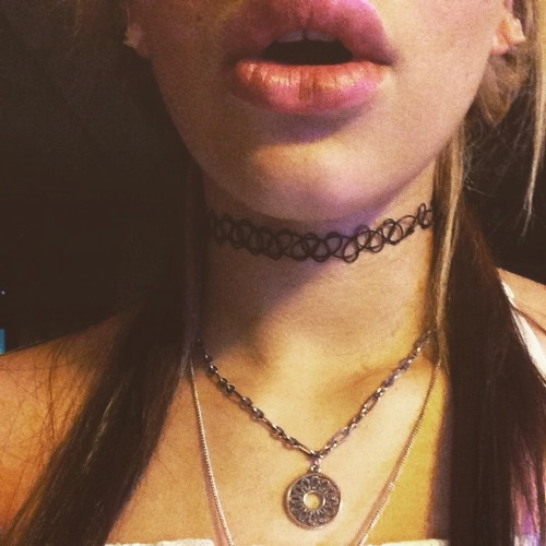 myself tagged/me tagged/myself girl lips blonde brunette choker necklace flowers boho gypsy teeth