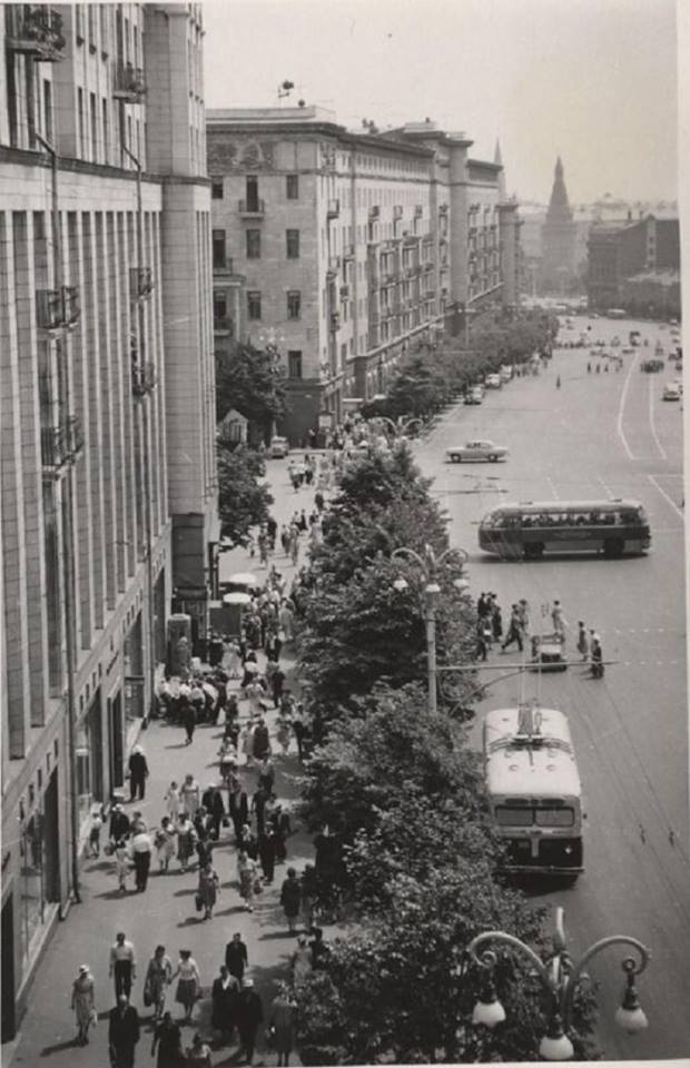 Gorky street (Tverskaya) in Moscow, 1960. Photo by Valentin Mastyukov.