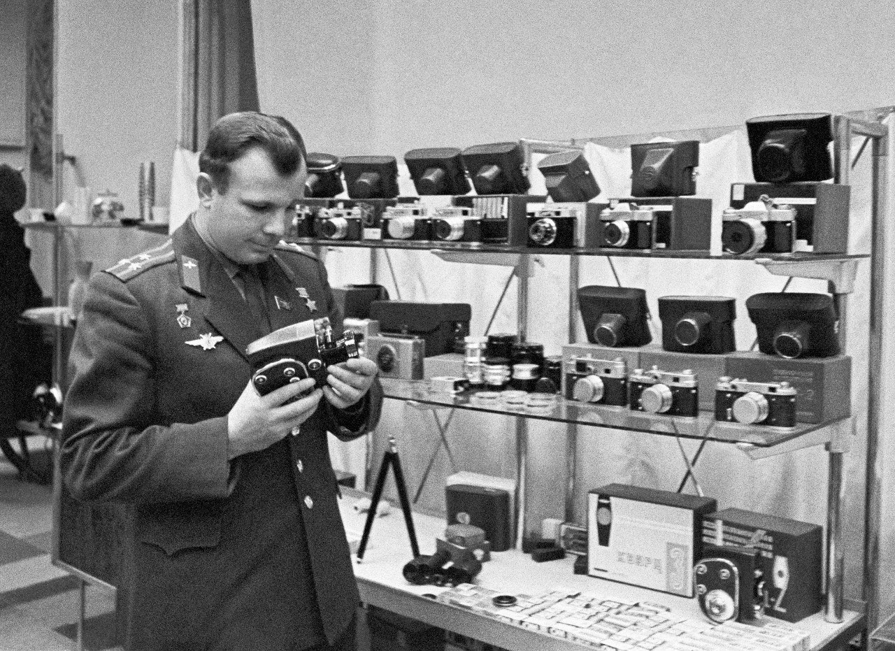 Yuri Gagarin in a photography shop. Photo by Alexander Mokletsov (1965)