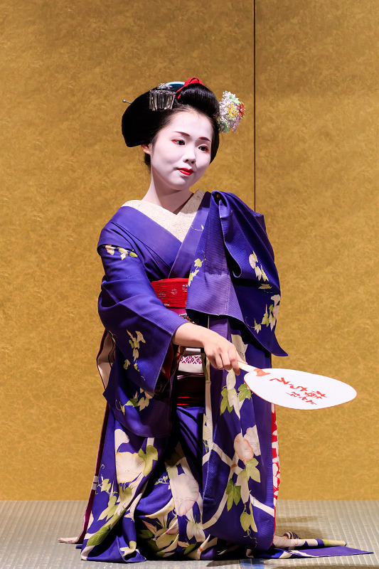umeno-okiya: Stunning Maiko Umechie dancing with... - Ladies of the ...