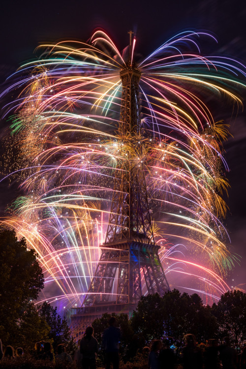 lifeisverybeautiful:Eiffel Tower Fireworks by Thomas Loder /...