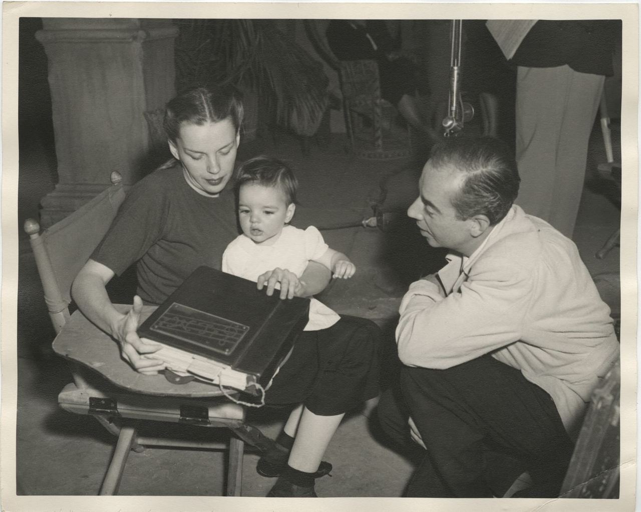 Eyes That Sing, Liza Minnelli with her parents on set of The...