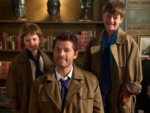 justanotheridijiton:misha In episode 1402, Cas befriends two...