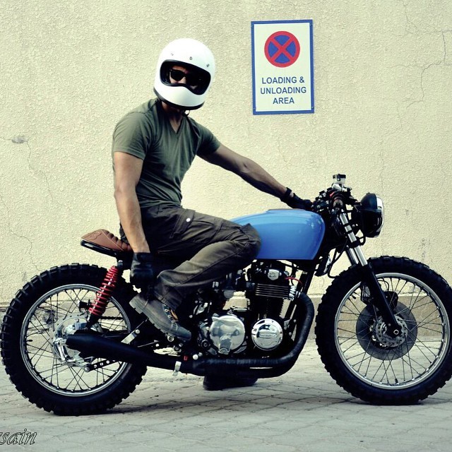 Betere motomood — Honda CB750 cafe racer X DMD racer helmet TU-22