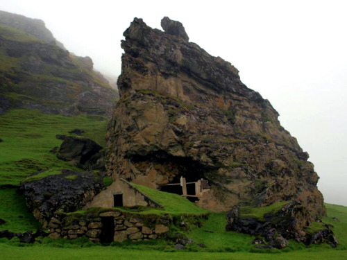 abandonedandurbex:Abandoned cottage in Iceland [960x720]