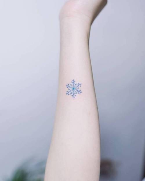 By Nando, done in Seoul. http://ttoo.co/p/36346 small;winter;snowflake;nando;micro;tiny;ifttt;little;nature;forearm;four season;illustrative