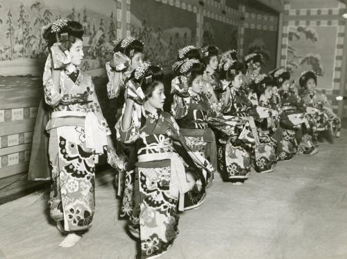 Konohana Odori - Osaka 1928 (autor: Blue Ruin1) „„ Coroczna „Konohana Odori” [teraz] otwiera się teraz w Horie w mieście Osaka.  Zdjęcie pokazuje „Yawata” [taniec] dziewcząt gejszy. ”  Odręcznie na odwrocie.  ”