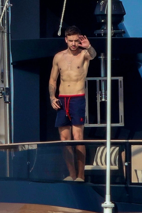 thedailypayne:Liam on a yacht with friends in Cannes, France -...