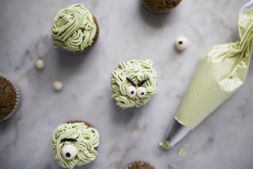 ugly–cupcakes:MATCHA PUMPKIN “MONSTER” CUPCAKES