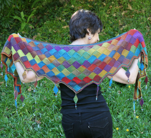 isnt is so cool that we can do this both knitting and crochet *0* i love entrelac<3 crochet knit shawl fave