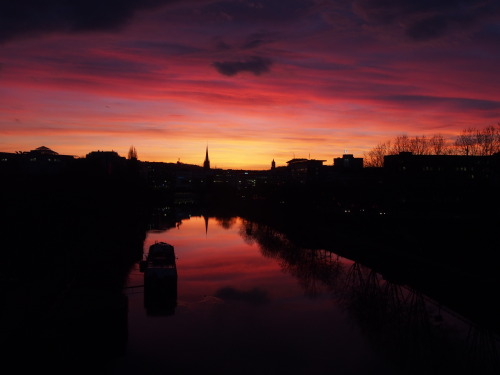 Der Sonnenaufgang in Saarbrücken am Dienstag, 25. Februar 2014....