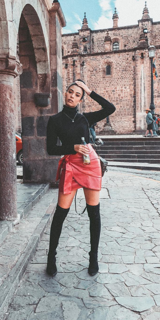 10+ Street Style Looks to Inspire You Now - #Beautiful, #Girls, #Picoftheday, #Fashionblogger, #Top Pretending Ifixing my hair just because I couldnthink about a different pose , hellothalita - Fingindo que estou arrumando o cabelo sporque nsabia que pode fazer 