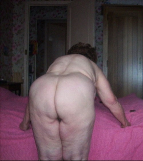 matureguy44:nudeoldladies:Sexy senior ass from behind!Meet...