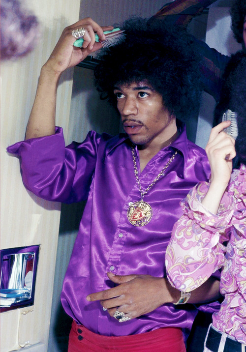 babeimgonnaleaveu:Jimi Hendrix working on his look in a mirror...