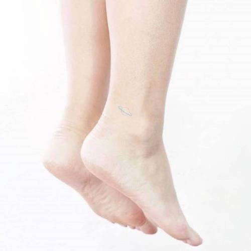 By Ida, done in Seoul. http://ttoo.co/p/26894 astronomy;micro;planet;ida;ankle;facebook;twitter;minimalist;saturn