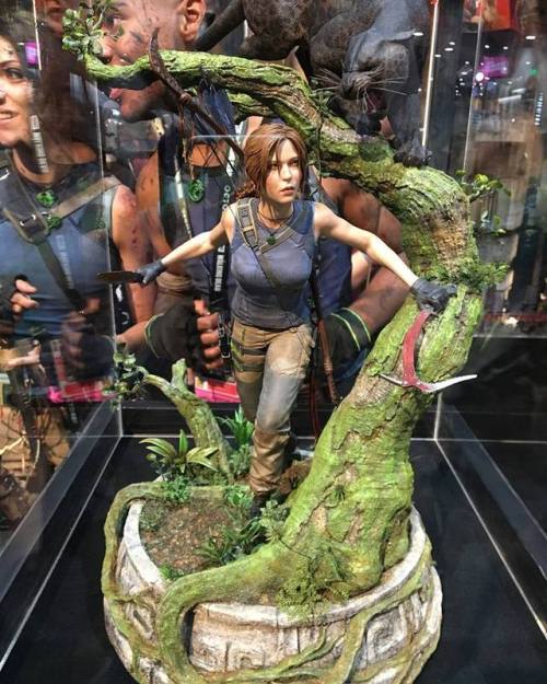 lara croft queen of the jungle statue