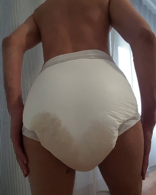 diapergalicia:Full diaper. Now really need a quick change 