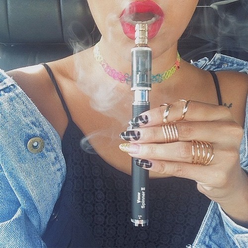 Résultats de recherche d'images pour « girl smoking shisha tumblr »