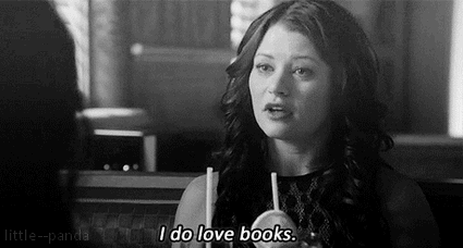 On rencontre Posy, amoureuse des livres, qui travaille dans une librairie londonienne. We make the acquaintance of Posy, book lover, who works in a bookshop in London.