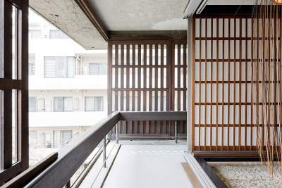 ryanpanos:<br /><br />The Metabolist Sky House | Kiyonori Kikutake | Socks Studio<br />The house the Japanese architect Kiyonori Kikutake (1928-2011) designed and built for himself in 1958, still stands out as a monument to his life-long architectural beliefs. A founding member of theMetabolist movement, Kikutake laid the foundation for an architecture able to intrinsically provide its own rules for growth, and for new models of cities able to develop over new physical grounds. His own Sky-House is an elevated single volume that literally embodies both these key principles on a domestic scale.<br />The house consists of a single 10x10m concrete slab  raised up on 4,5 m high piers located on the central axe of each side, in order to free the corners. The piers also support the concrete roof. The architect’s refusal of functionalism is materialized in an open, flexible floor plan with a central living space and service areas on the sides, which recalls traditional Japanese interiors. All around this single space runs a continuous balcony.<br />