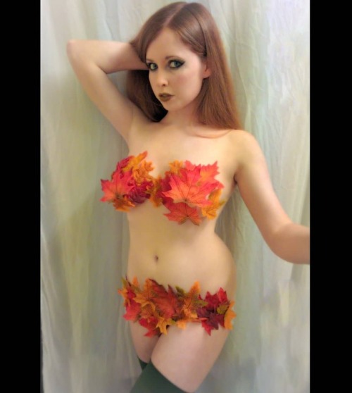 Throwback to my closet cosplay of Autumn Poison Ivy. The leaves...