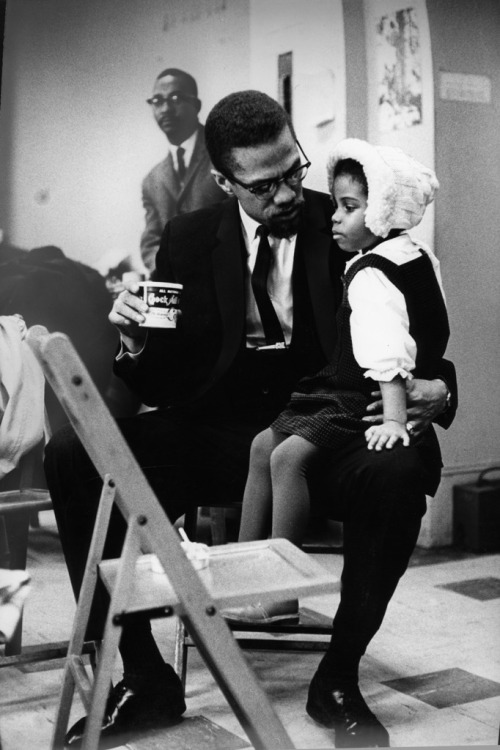 twixnmix:Malcolm X with his wife, Betty Shabazz, and their...