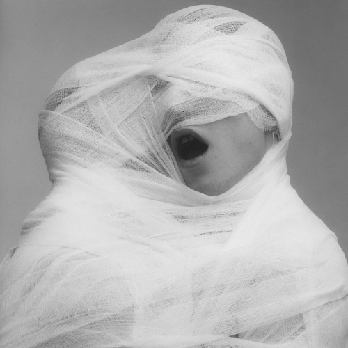 ontheveldt:Robert Mapplethorpe - White Gauze (1984)