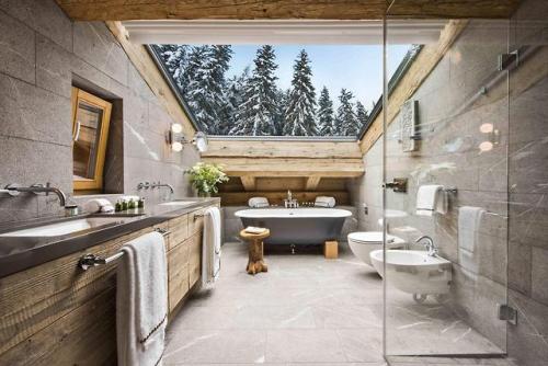 stylish-homes:Bathroom with glass roof in Verbier, Switzerland...