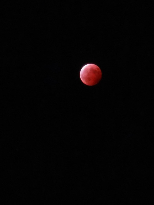 皆既月食　　地球の影の中心は月の右下にBlood Moon, or total lunar eclipse; 8 October...