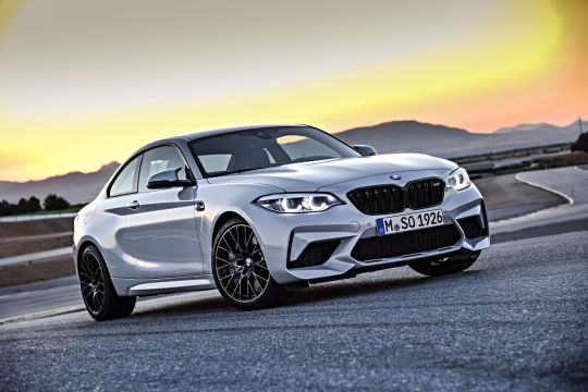 bmw m2 competition branco visto de frente em pista vazia