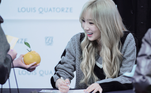 ot9s:151127 - taeyeon fansign 