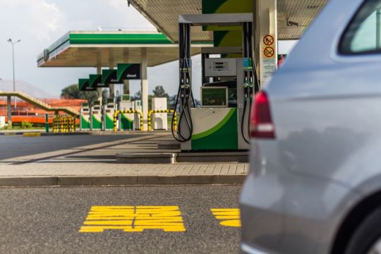 posto de combustível vazio e a bomba de abastecimento ao fundo