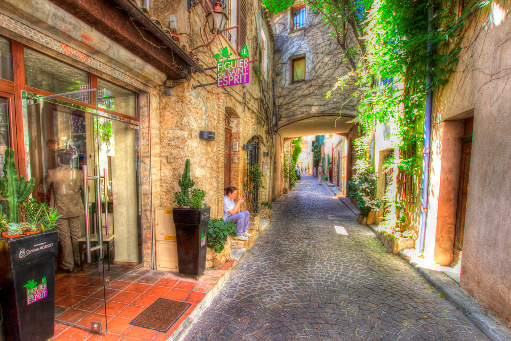 Bugbog Travel Photos: A photoset of Antibes Old Town, French Riviera. A...