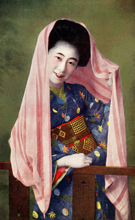 Geiko Momotaro z Mai Tenugui 1920s (autor: Blue Ruin1) „Geiko (Geisha) Momotaro ma na głowie Mai Tenugui (tańczący szal), Tenugui gejszy jest zwykle wykonany z jedwabiu, a nie z bardziej tradycyjnej bawełny.  ”
