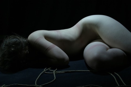 An introspective rope session in the dark