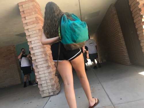 best-highschool-candids:This girl is amazingly thick